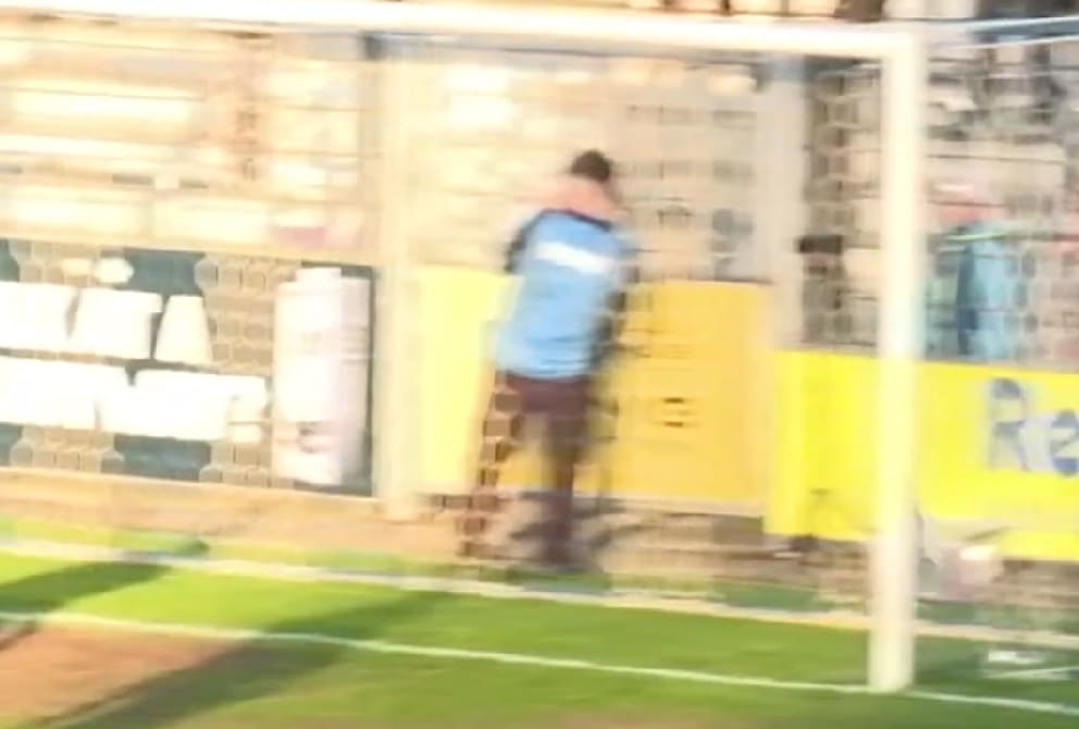 Der Ball schlägt rechts hinter dem Pfosten ein, doch der Treffer für den Halleschen FC beim Spiel in Babelsberg wurde nicht anerkannt