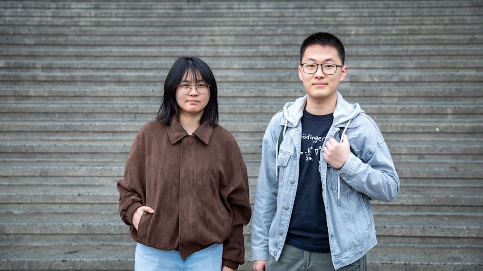 Ollie (24) und Yang (24) aus China vor dem Alten Museum