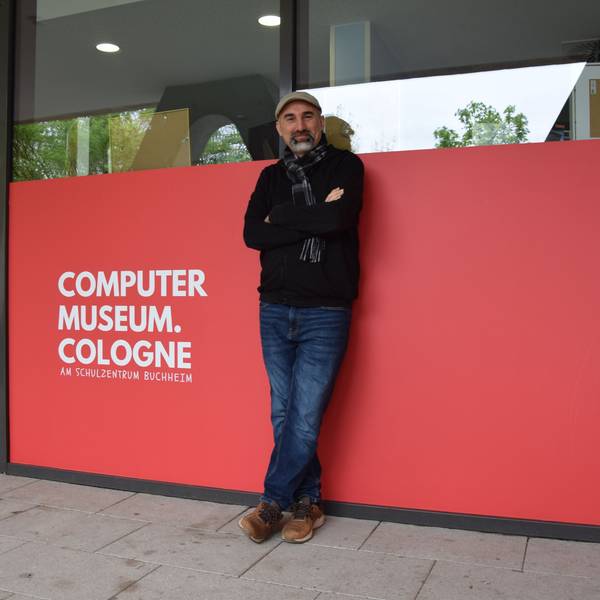 Informatik-Lehrer Nihat Sevinc vor dem Raum, in dem bald alte Technik zu bestaunen sein wird.