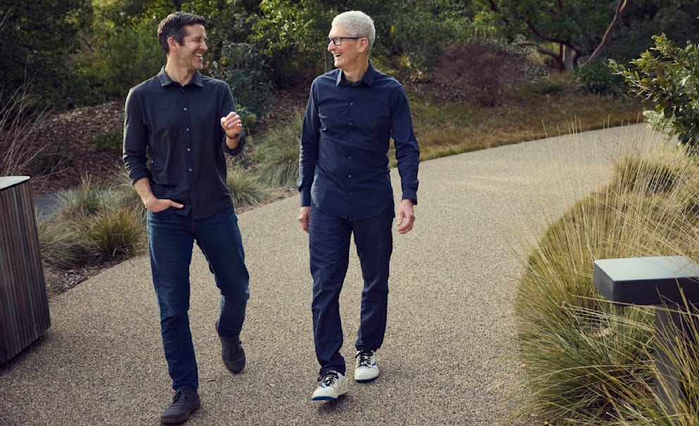 König und Thronfolger: Noch-Apple-CEO Tim Cook (r.) mit John Ternus, der aktuell Hardware-Chef ist