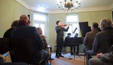 Aufnahme: Die Musiker Adam Markowski (Violine) und Mediha Khan (Klavier). Wiedereröffnung des Erich-Zeigner-Hauses in Leipzig am 17.02.2026. Foto: Jan Kaefer