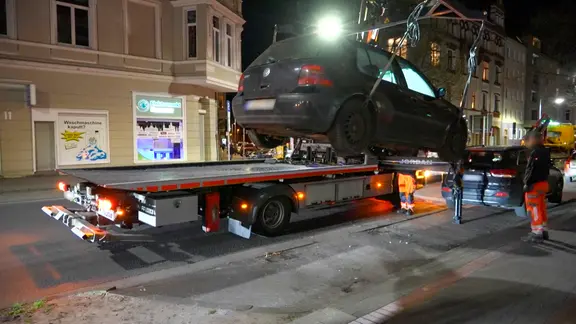 Ein falsch geparktes Auto wird in der NAcht vor dem Hannover-Marathon abgeschleppt. | Nord-West-Media TV Ein falsch geparktes Auto wird in der NAcht vor dem Hannover-Marathon abgeschleppt.