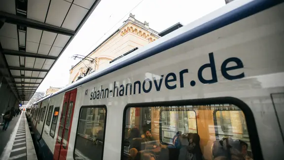 Das Bild zeigt die Hannoversche S-Bahn. | NDR, Julius Matuschik Das Bild zeigt die Hannoversche S-Bahn.
