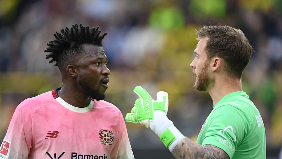 Edmond Tapsoba und Torwart Mark Flekken (r./32) sind mit Leverkusen auf Platz 5 vorgerückt