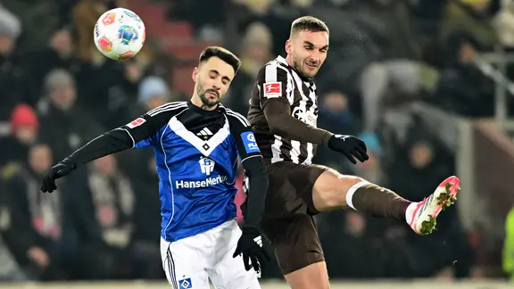 HSV-Akteur Fabio Vieira und St. Paulis James Sands | Witters/TimGroothuis HSV-Akteur Fabio Vieira und St. Paulis James Sands