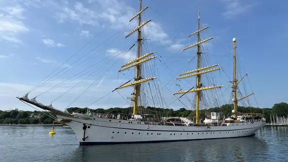 Das weiße Segelschiff "Gorch Fock" fährt auf dem Wasser in der Kieler Förde.