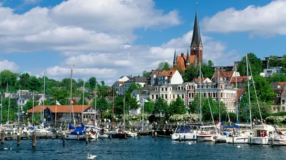 Sankt Jürgen Kirche und Segelboothafen in Flensburg.