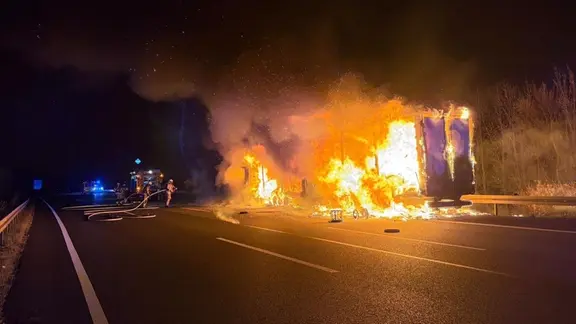 Ein brennender Lkw auf der A2 bei Königslutter | Matthias van der Wall, Feuerwehr Königslutter Ein brennender Lkw auf der A2 bei Königslutter