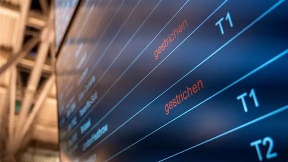 "Gestrichen" steht am Morgen am Hamburger Flughafen auf einer Anzeigetafel für Flüge. | Daniel Bockwoldt/dpa +++ dpa-Bildfunk +++ "Gestrichen" steht am Morgen am Hamburger Flughafen auf einer Anzeigetafel für Flüge.