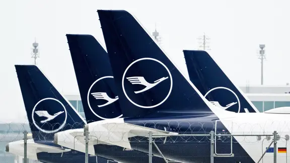 Flugzeuge der Lufthansa stehen am Flughafen München auf dem Vorfeld.