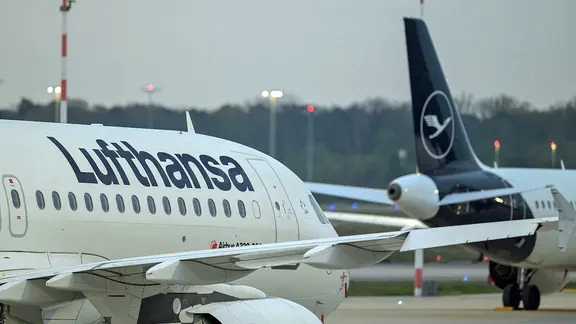 Flugzeuge der Lufthansa stehen auf Parkpositionen auf einem Flughafen. | dpa bildfunk, Hannes P. Albert Flugzeuge der Lufthansa stehen auf Parkpositionen auf einem Flughafen.