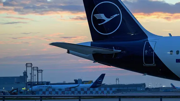 Flugzeuge der Lufthansa stehen auf Parkpositionen auf einem Flughafen. | dpa bildfunk, Hannes P. Albert Flugzeuge der Lufthansa stehen auf Parkpositionen auf einem Flughafen.