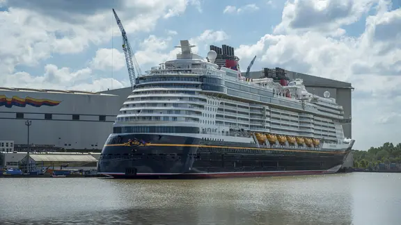 Ein Kreuzfahrtschiff liegt im Wasser vor der Meyer Werft in Papenburg. | picture alliance / imageBROKER | Markus Quabach Ein Kreuzfahrtschiff liegt im Wasser vor der Meyer Werft in Papenburg.