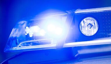 Mensch auf A56 bei Köln von liegengebliebenem Auto überrollt