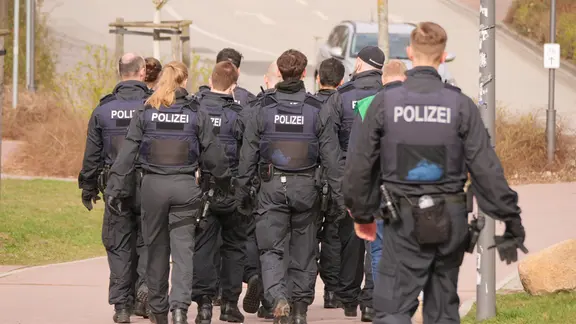 Eine Gruppe von Polizisten bei einem Einsatz in Eutin