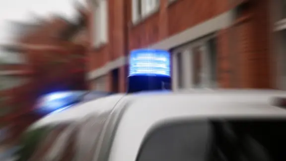 Ein Blaulicht leuchtet an einem Streifenwagen. (Symbolfoto) | NDR, Pavel Stoyan Ein Blaulicht leuchtet an einem Streifenwagen. (Symbolfoto)