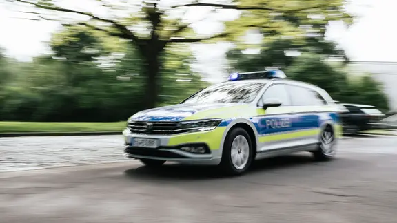 Die Polizei könnte den Mann trotz sofort eingeleiteter Fahndung nicht schnappen. (Themenbild) | NDR, Julius Matuschik Ein Polizeiauto in Unschärfe fährt mit Blaulicht eine Straße entlang.