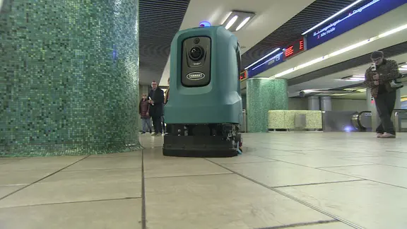 Der autonome Roboter putzt die U-Bahn-Station Kröpcke in Hannover | NDR Der autonome Roboter putzt die U-Bahn-Station Kröpcke in Hannover