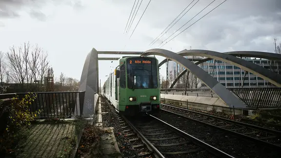 Eine Straßenbahn, des ältesten Typen der noch im Betrieb ist, fährt auf der Linie 2 Richtung Alte Heide über eine Brücke. | NDR, Julius Matuschik Eine Straßenbahn, des ältesten Typen der noch im Betrieb ist, fährt auf der Linie 2 Richtung Alte Heide über eine Brücke.