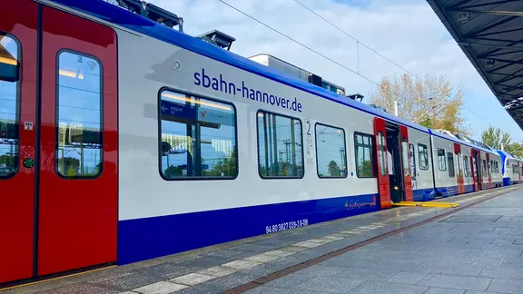 Eine S-Bahn steht in einem Bahnhof in Hannover. | NDR, Isabel Schneider Eine S-Bahn steht in einem Bahnhof in Hannover.