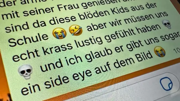 In einem Chatverlauf ist der Satz "(...) und ich glaub er gibt uns ein side eye auf dem Bild" zu lesen | picture alliance/dpa | Sebastian Gollnow In einem Chatverlauf ist der Satz "(...) und ich glaub er gibt uns ein side eye auf dem Bild" zu lesen