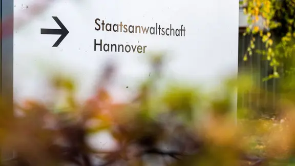 Ein Schild weist den Weg zur Staatsanwaltschaft Hannover. 