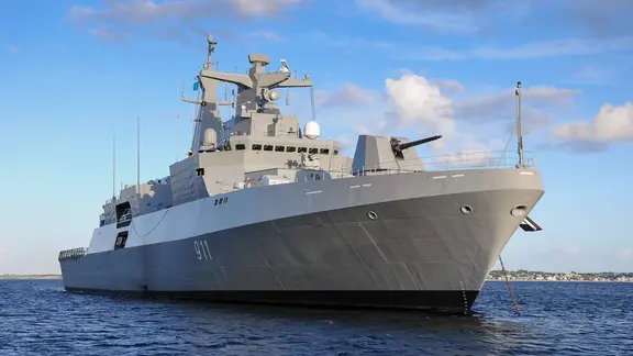 Eine Fregatte vom Typ MEKO-A200 der Kieler Werft TKMS. Wegen finanziellen Schwierigkeiten einer niederländischen Werft winkt TKMS nun ein Milliardenauftrag der Deutschen Marine. | picture alliance / SULUPRESS.DE Fregatte vom Typ MEKO A-200AN, die F 911 'El Moudamir' vor Anker in der Strander Bucht.