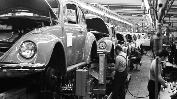 Produktion des VW Käfers im Volkswagenwerk Wolfsburg 1972 | picture alliance / Klaus Rose, Klaus Rose Produktion des VW Käfers im Volkswagenwerk Wolfsburg 1972