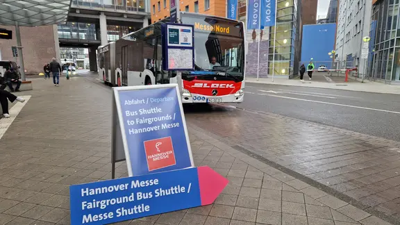Ein Bus bringt Messegäste vom Hauptbahnhof zur Hannover Messe | NDR, Maren Bruns Ein Bus bringt Messegäste vom Hauptbahnhof zur Hannover Messe