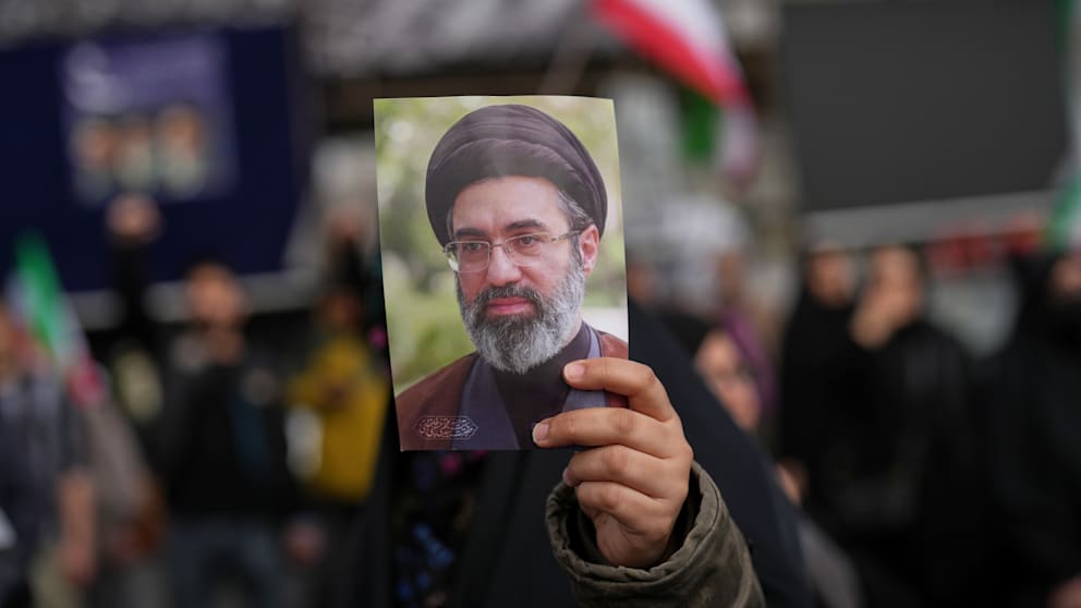 Ein Iraner hält das Porträt von Obermullah Modschtaba Chamenei in die Luft. Seit dem Tod seines Vaters, der auch sein Vorgänger war, wurde er nicht mehr öffentlich gesehen