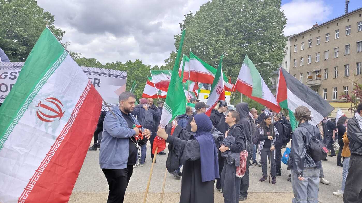 Linksjugend und Mullah-Flaggen am Oranienplatz: „Nakba“-Demo zieht durch Berlin-Kreuzberg