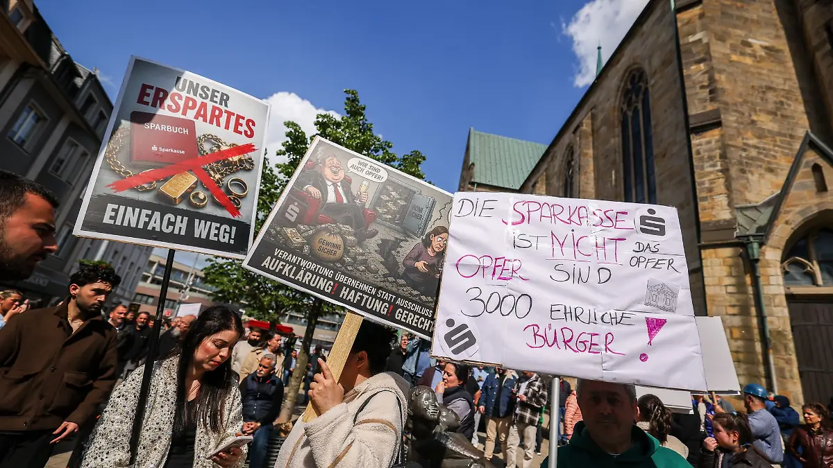Demonstration nach Millionencoup in Gelsenkirchen