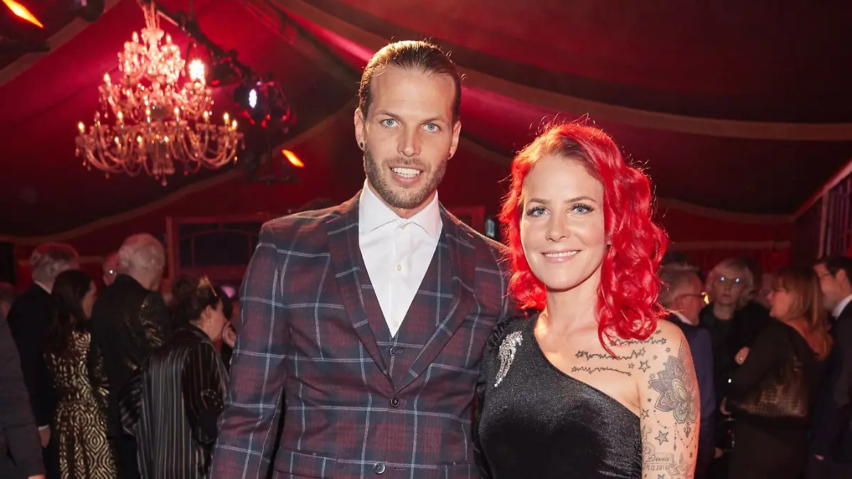 All Together Charity-Gala. Dennis und Dana Diekmeier anläßlich der All Together Charity-Gala am 05.12.2023 im Wintervariete Heidelberg. 20231205MWI113264 *** All Together Charity Gala Dennis and Dana Diekmeier on the occasion of the All Together Charity Gala on 05 12 2023 at the Wintervariete Heidelberg 20231205MWI113264