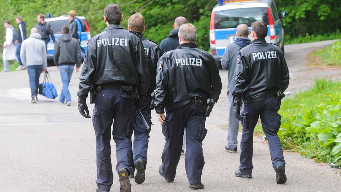 Randalierer leistet Widerstand