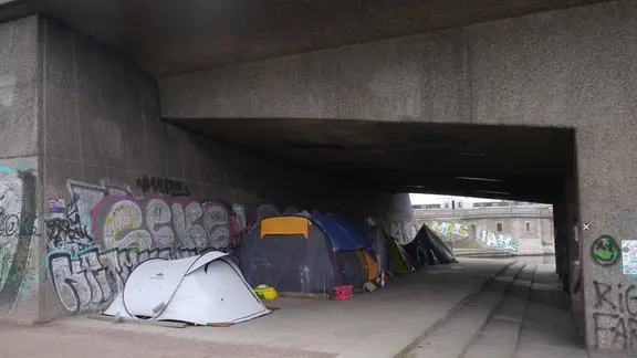 Erneut zelten Obdachlose wieder unter der Hamburger Kennedybruecke. 