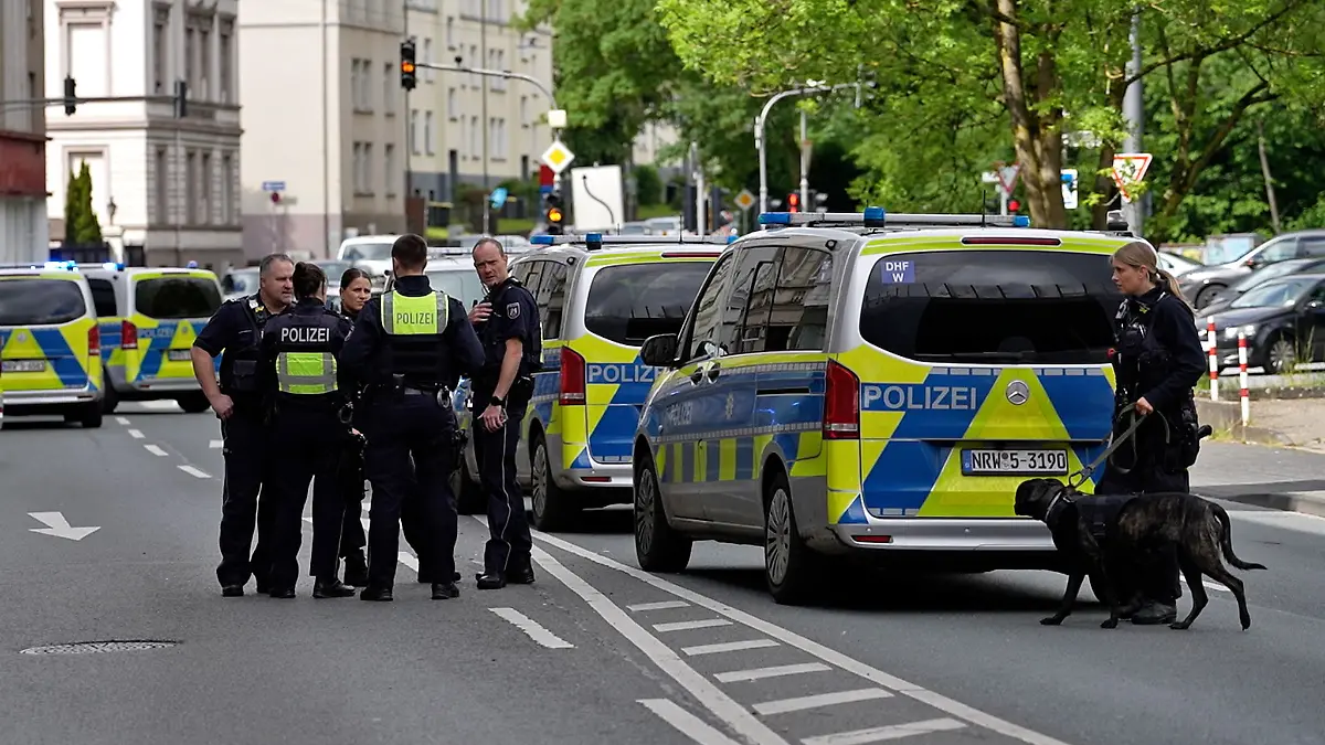 Die Polizei musste zwei streitende Gruppen in Wuppertal trennen.