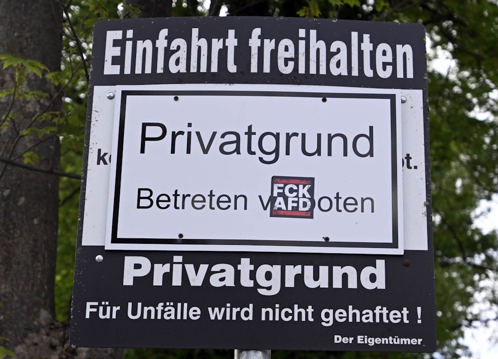 Ein Schild vorne an der Unterbiberger Straße weist darauf hin, dass es sich bei dem Weg, der zum Hachinger Bach führt, um Privatgrund handelt.