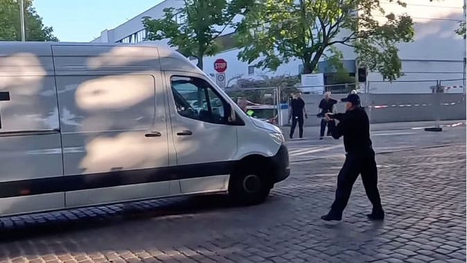 Rheinmetall in Berlin: Polizei stoppt Transporter mit gezogener Waffe | Regional
