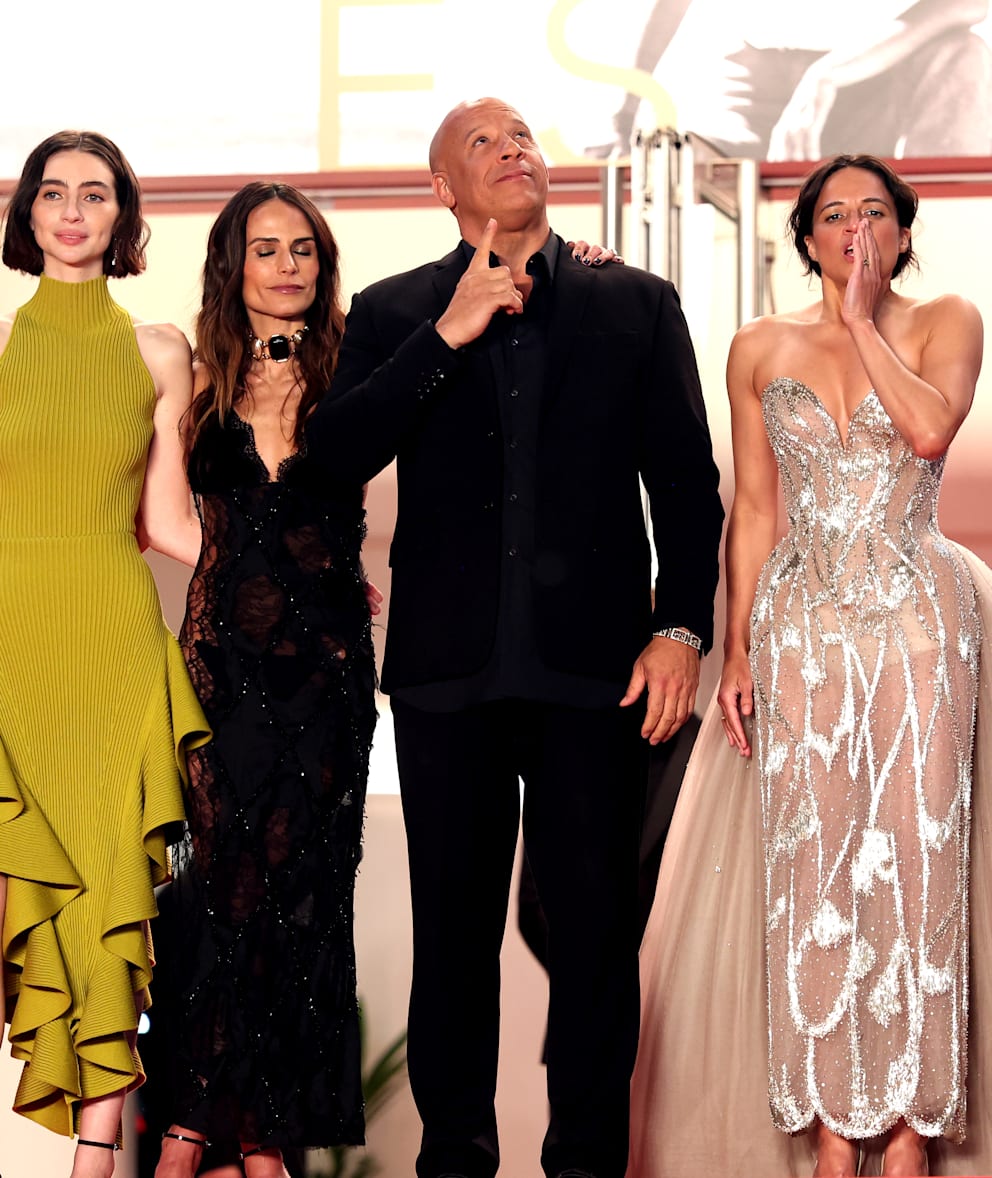 Meadow und Vin, der hier zu Paul in den Himmel zeigt, mit Jordana Brewster (46, 2.v.l.) und Michelle Rodriguez (47, r.)