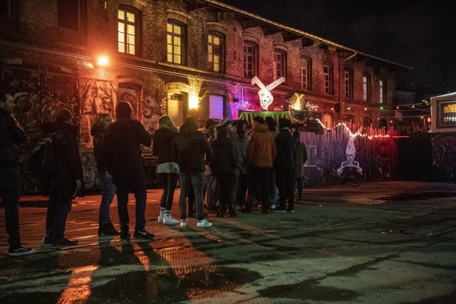 Menschen stehen auf dem RAW-Gelände vor einem Club. Ein Investor will dort Hochhäuser bauen.