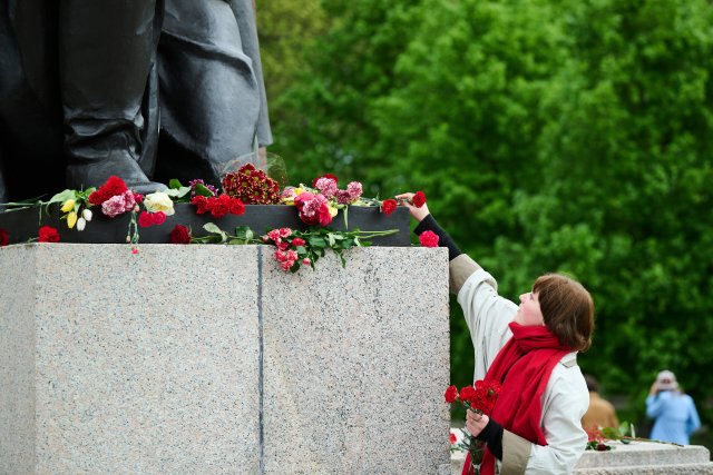Blumen über Blumen überall auf dem Areal, auf dem 5200 gefallene sowjetische Soldaten bestattet sind.