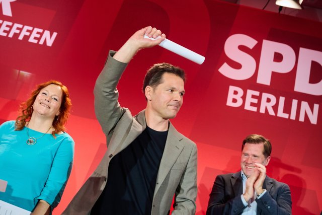 Erst Spitzenkandidat, jetzt Landeschef: Die SPD hat Steffen Krach (Mitte) zum Landesvorsitzenden gewählt, gemeinsam mit Bettina König (links).