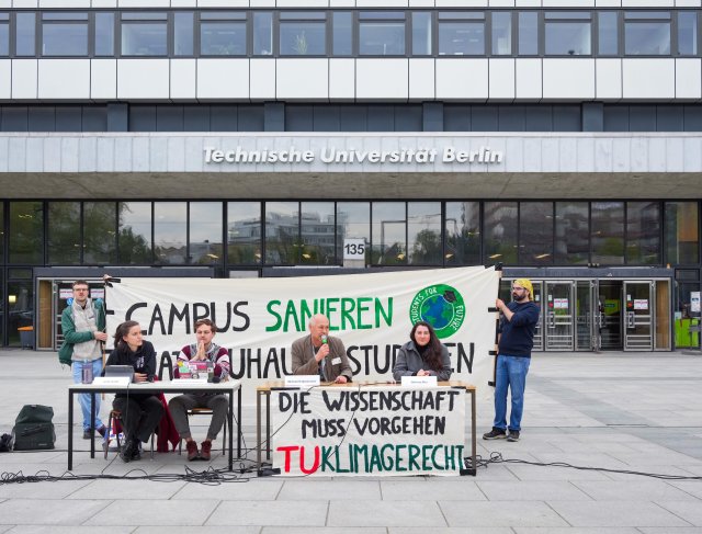Jette Arndt, Friedrich Lauenstein, Michael Hüllenkrämer und Jehona Ali (sitzend, v. l. n. r.), Mitglieder des Bündnisses »Campus sanieren«, geben vor dem wegen baulicher Mängel geschlossenen Hauptgebäude der Technischen Universität (TU) Berlin eine Pressekonferenz.
