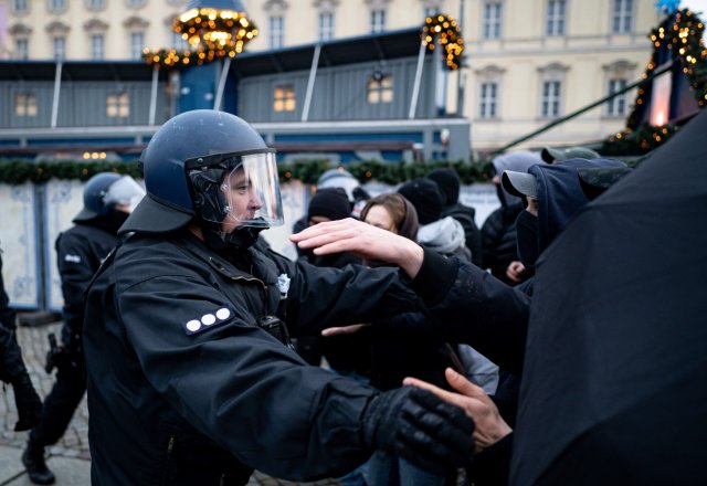 Wer schützt wen wovor? Polizisten greifen gegen linke Gegendemonstranten durch, die gegen eine rechtsextreme Demonstration der Partei Die Heimat protestieren.