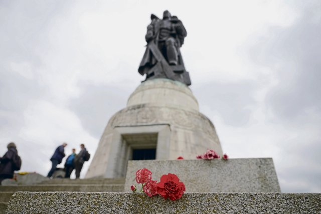 Ein Flaggenmeer am sowjetischen Ehrenmal im Treptower Park? Üblich sind Blumen für die 1945 gefallenen Rotarmisten.