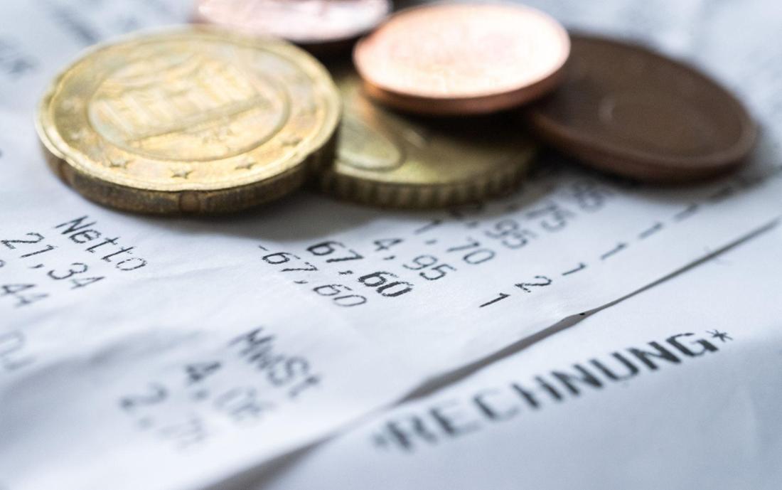 Geldmünzen liegen auf einem Kassenbon. (zu dpa: „Inflation in Bayern steigt auf 2,9 Prozent“)