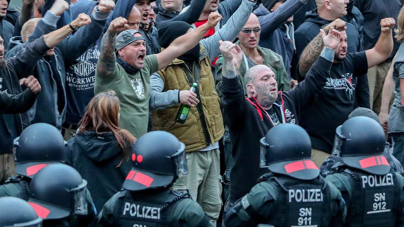 Eine Demonstration mit vielen politisch rechten Personen und der Polizei