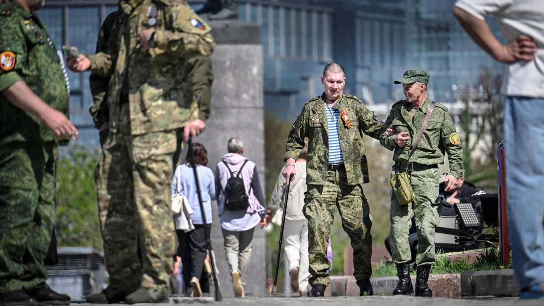 Unter den aktiven Soldaten, die vor dem Tag des Sieges in Moskau eintreffen, sind auch verletzte Veteranen. 