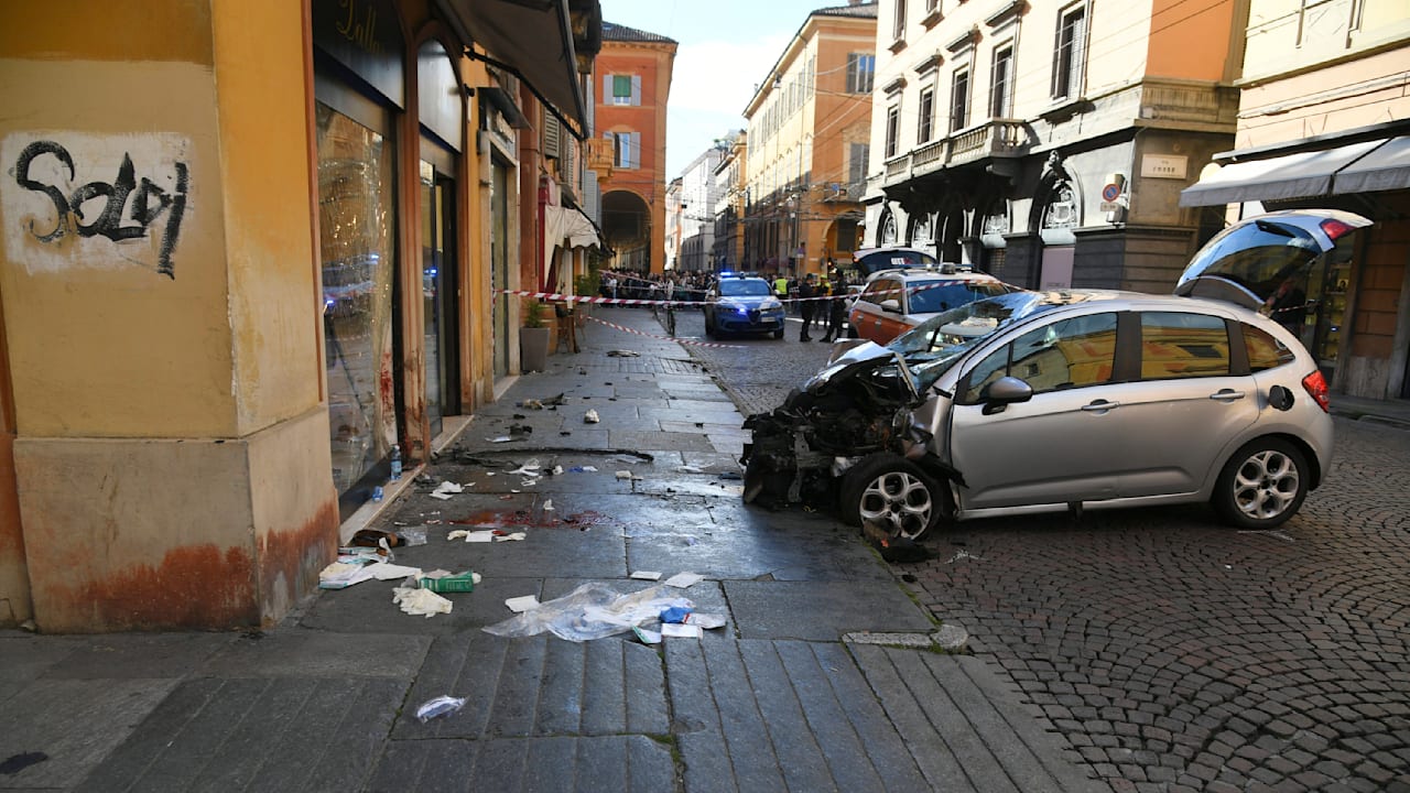 In Modena (Italien): Auto rast in Menschenmenge – 8 Verletzte | News