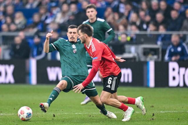 Das Hinrunden-Spiel gewannen die in Jubiläumstrikots (150 Jahre Gelsenkirchen) spielenden Schalker mit 1:0. Hier sind Ron Schallenberg (S04, l.) und Nürnbergs Adam Markhiev in einen Zweikampf verwickelt.